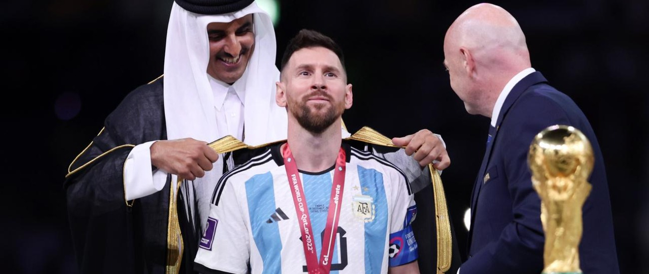 Why did Lionel Messi wear a robe to the World Cup trophy presentation